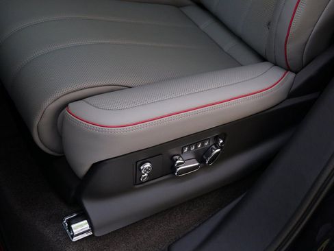 Used 2025 Bentley Bentayga Extended Wheelbase AWD/4WD image 24