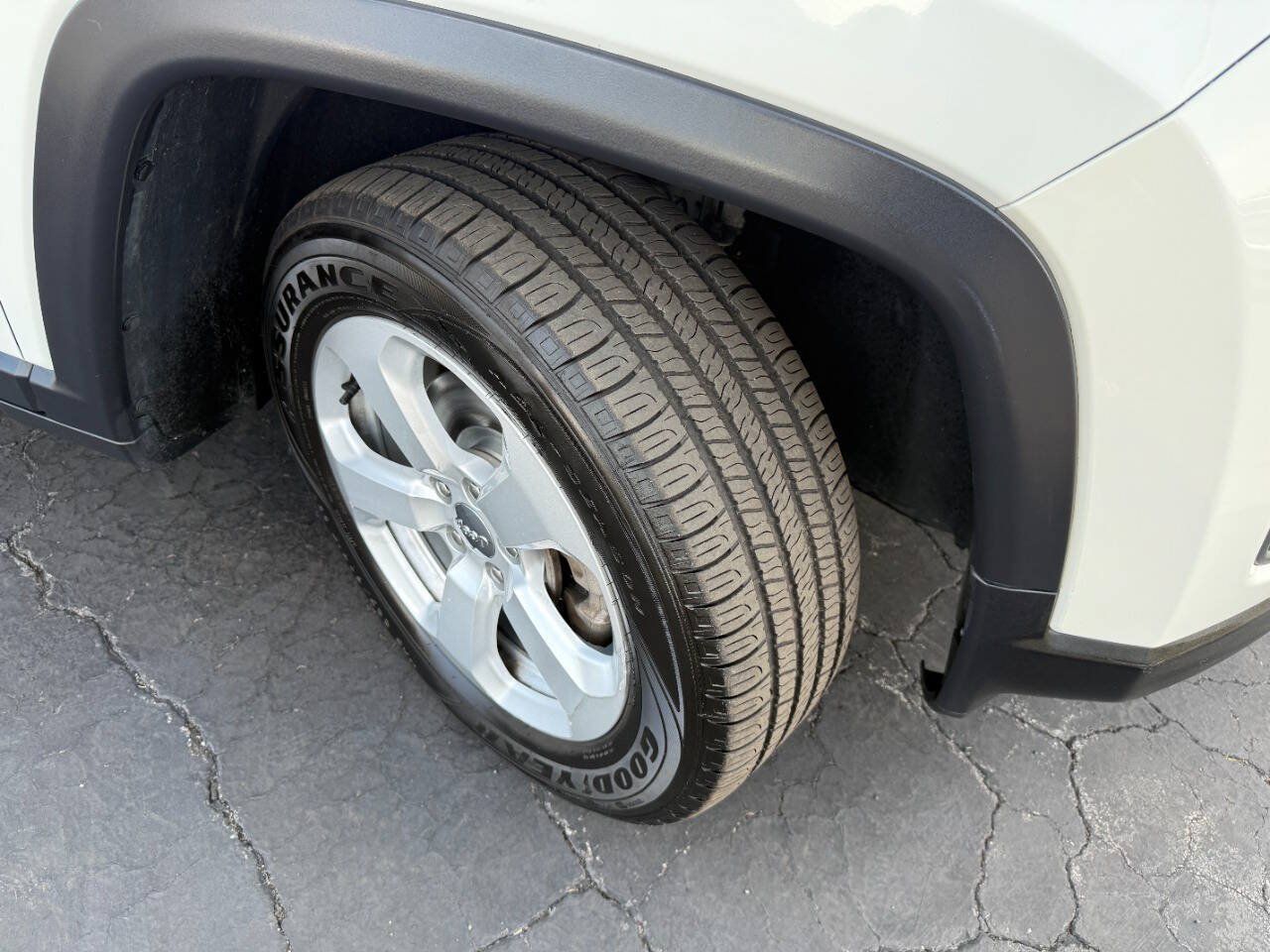 Used 2019 Jeep Compass Latitude w/ Cold Weather Group AWD/4WD image 27