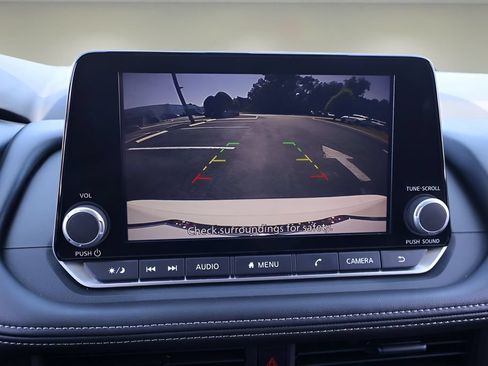 Used 2025 Nissan Rogue S FWD image 23