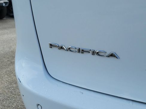 Used 2024 Chrysler Pacifica Touring-L FWD image 5