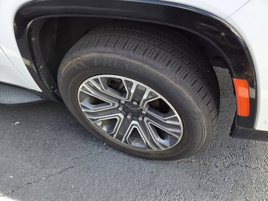 Used 2024 Jeep Wagoneer L Series II w/ Flexible Seating Group RWD image 2