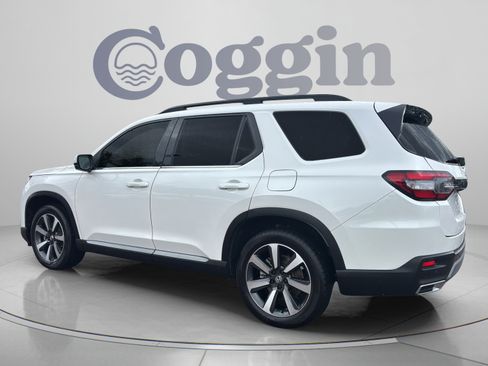 Used 2025 Honda Pilot Touring image 3