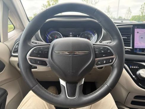 Used 2023 Chrysler Pacifica Touring-L FWD image 49