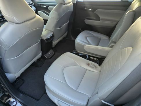 Used 2022 Toyota Highlander XLE FWD image 35