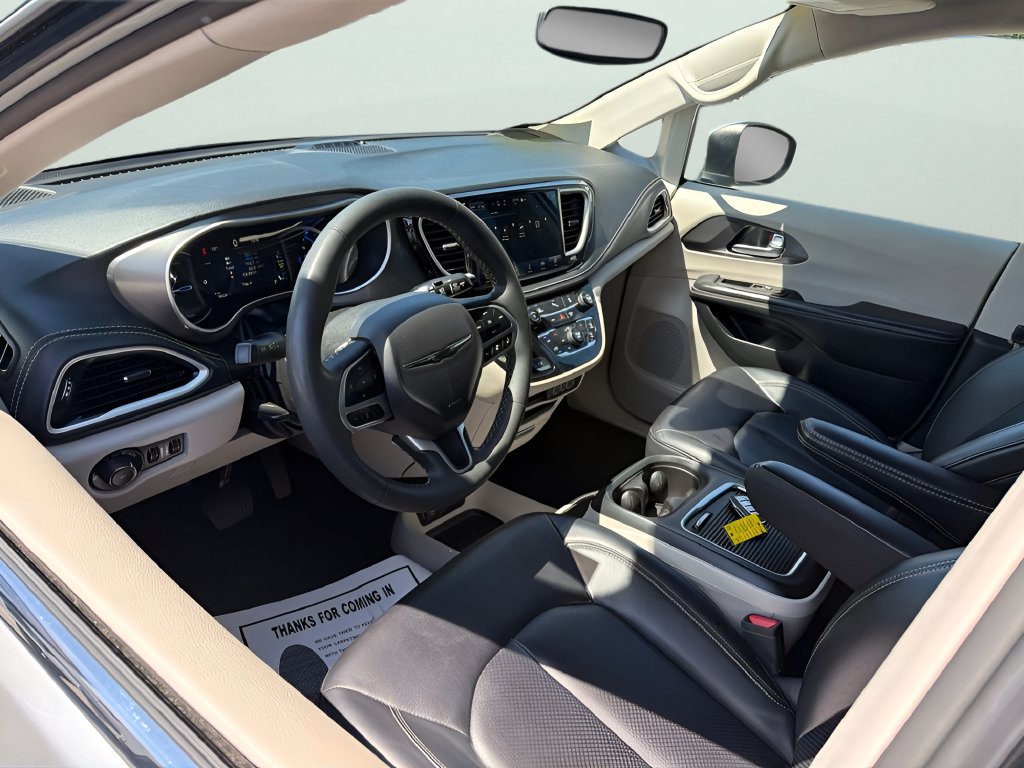 Used 2023 Chrysler Pacifica Touring-L FWD image 17