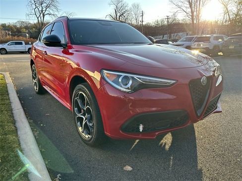 Used 2022 Alfa Romeo Stelvio Veloce image 2