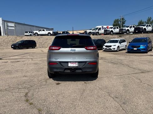 Used 2016 Jeep Cherokee Sport w/ Cold Weather Group AWD/4WD image 4