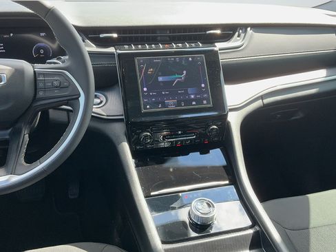 Used 2025 Jeep Grand Cherokee Laredo X RWD image 7
