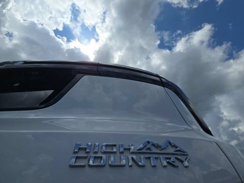Used 2025 Chevrolet Traverse High Country FWD image 9