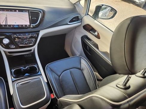 Used 2023 Chrysler Pacifica Limited image 15