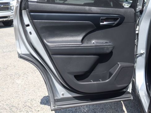 Used 2023 Toyota Highlander XLE FWD image 40