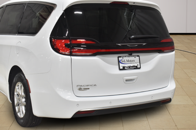 New 2027 Chrysler Pacifica Select FWD image 30