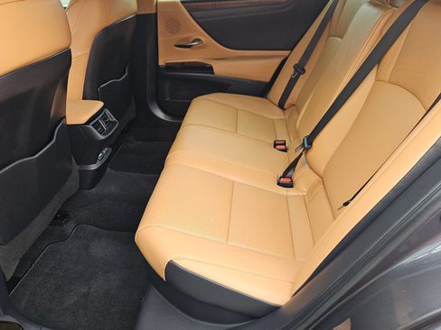 Used 2024 Lexus ES 300h w/ Premium Package FWD image 25
