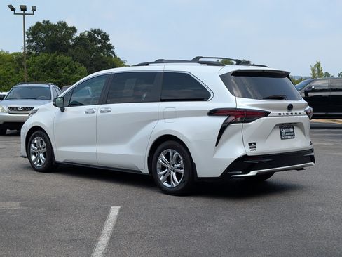 Used 2023 Toyota Sienna XSE AWD/4WD image 7