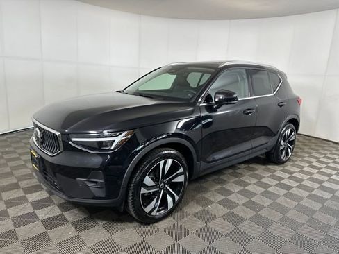 Used 2024 Volvo XC40 B5 Plus w/ Climate Package image 7