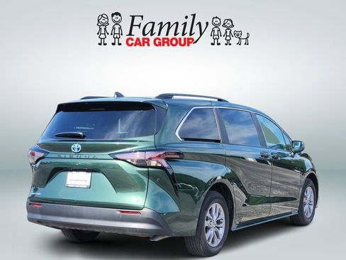 Used 2025 Toyota Sienna LE AWD/4WD image 4
