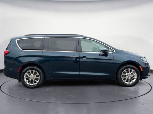 Used 2022 Chrysler Pacifica Touring-L image 7