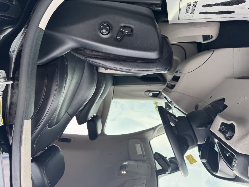 Used 2024 Chrysler Pacifica Touring-L FWD image 19