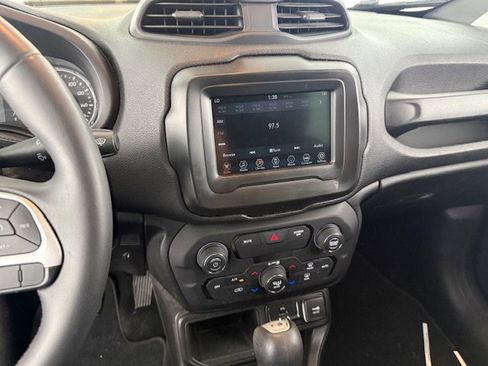 Used 2018 Jeep Renegade Latitude w/ Popular Equipment Group image 14