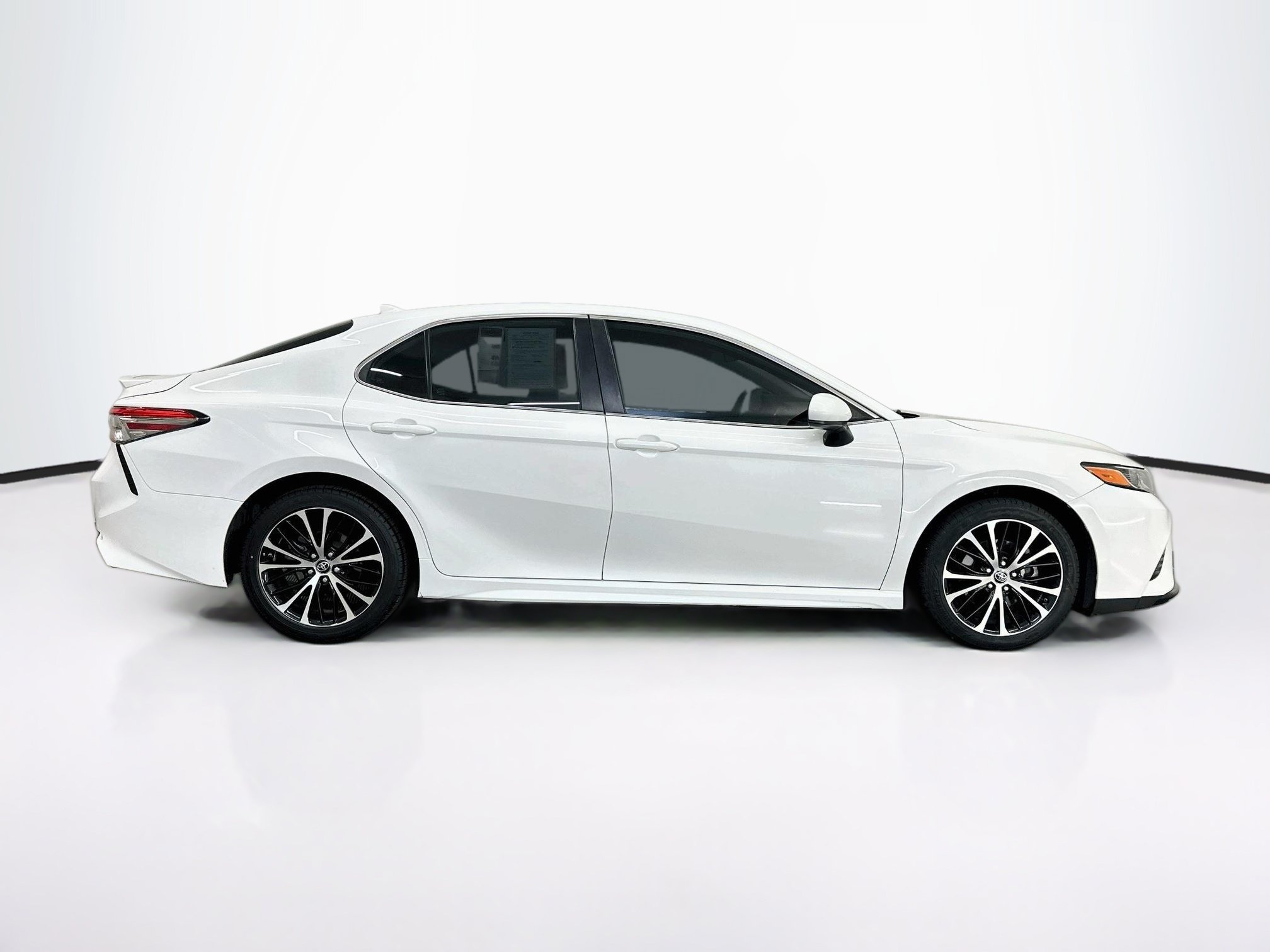 Used 2019 Toyota Camry SE w/ Carpet Mat Package FWD image 10