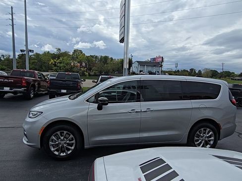New 2026 Chrysler Pacifica Select image 5