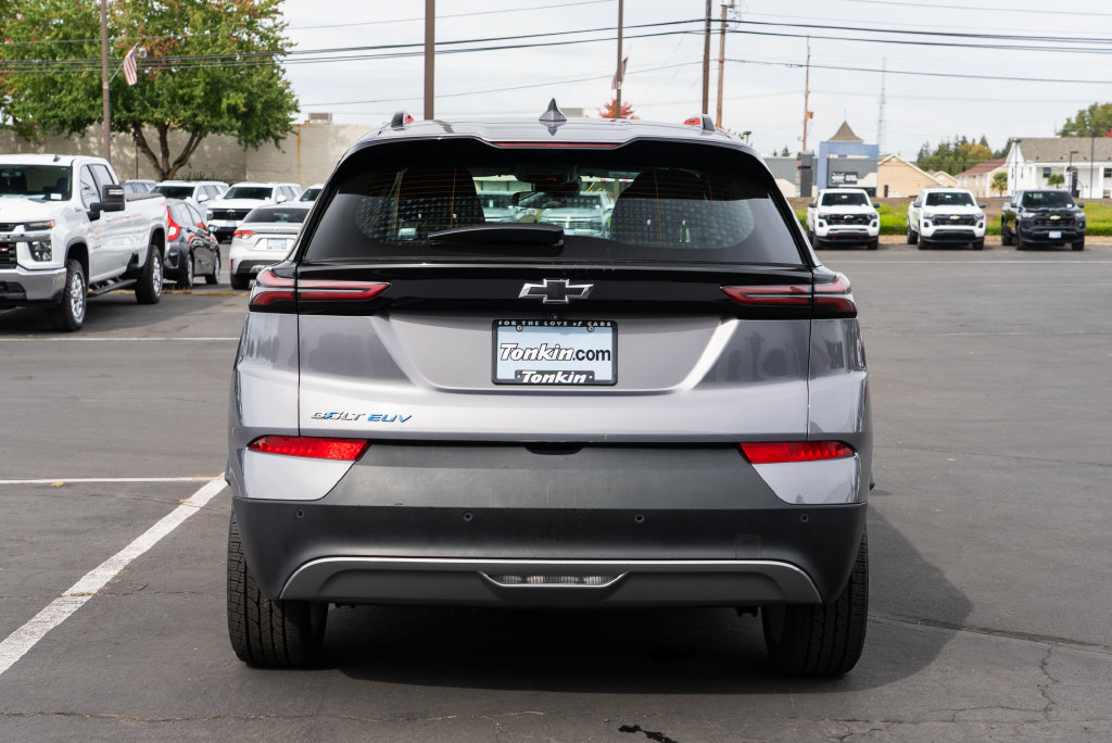 Used 2023 Chevrolet Bolt EUV LT w/ Comfort Package FWD image 5