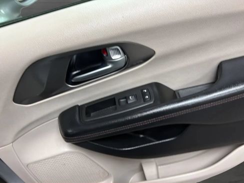 Used 2020 Chrysler Pacifica Touring-L FWD image 18