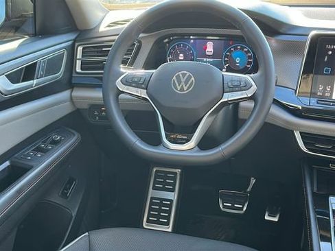 Used 2025 Volkswagen Atlas Peak Edition SE image 24