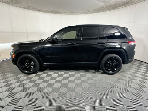 Used 2023 Jeep Grand Cherokee Altitude RWD image 6
