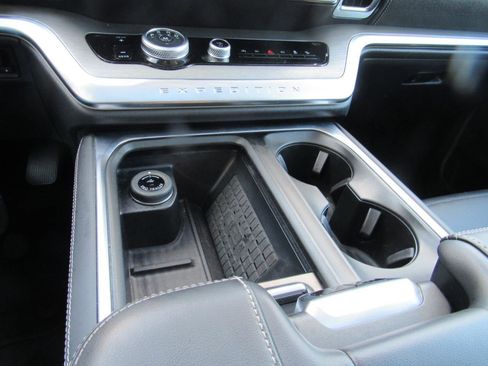 Used 2025 Ford Expedition Platinum AWD/4WD image 32