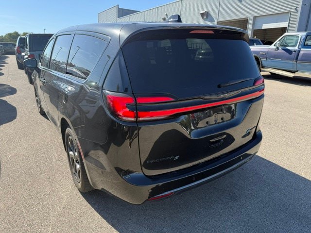Used 2023 Chrysler Pacifica Touring-L w/ S Appearance Package FWD image 8