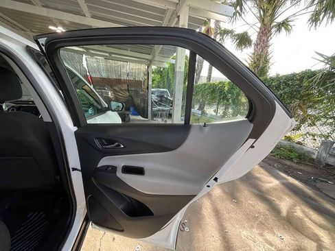 Used 2018 Chevrolet Equinox LS FWD image 15