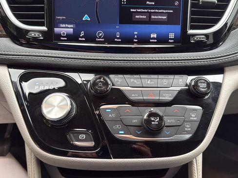 Used 2022 Chrysler Pacifica Limited FWD image 31