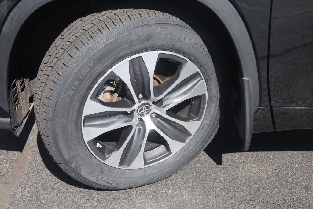 Used 2023 Toyota Highlander XLE AWD/4WD image 35
