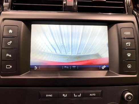 Used 2017 Land Rover Discovery SE image 16