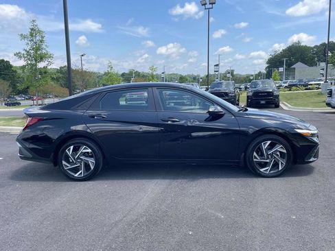 Used 2025 Hyundai Elantra Sport FWD image 2