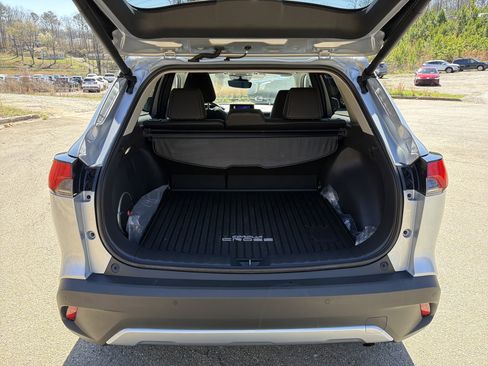 Used 2024 Toyota Corolla Cross XLE w/ Convenience Package image 18