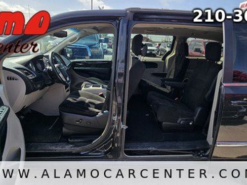 Used 2014 Chrysler Town & Country Touring FWD image 33