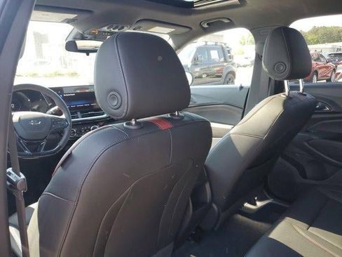 Used 2025 Chevrolet Trax RS w/ Sunroof Package FWD image 9