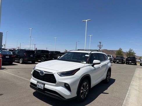 Used 2021 Toyota Highlander XLE AWD/4WD image 4