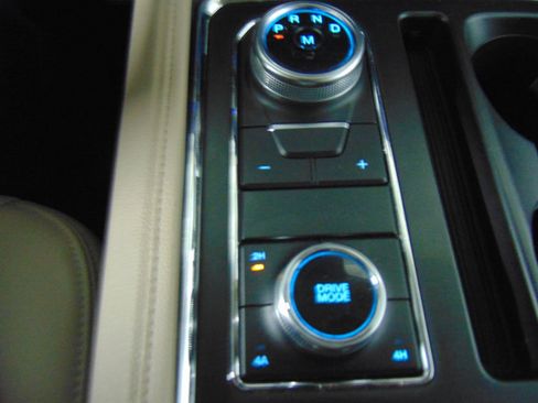 Used 2024 Ford Expedition Max XLT image 15