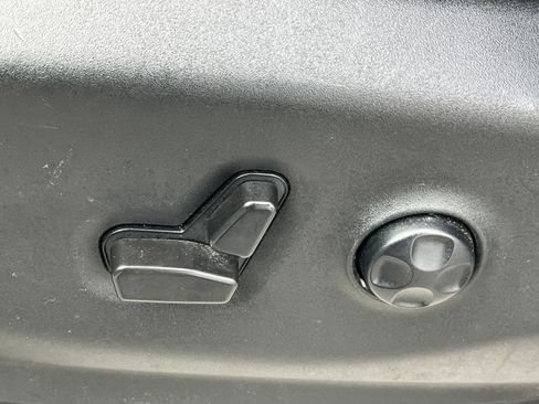 Used 2023 Chrysler Pacifica Touring-L image 25