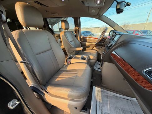 Used 2016 Chrysler Town & Country Touring image 23