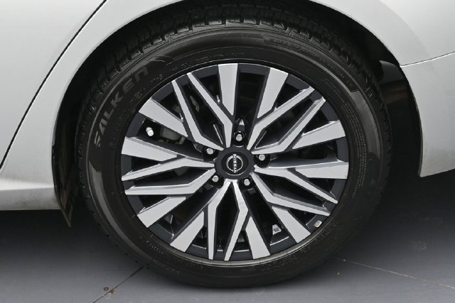 Used 2024 Nissan Altima 2.5 SV FWD image 8