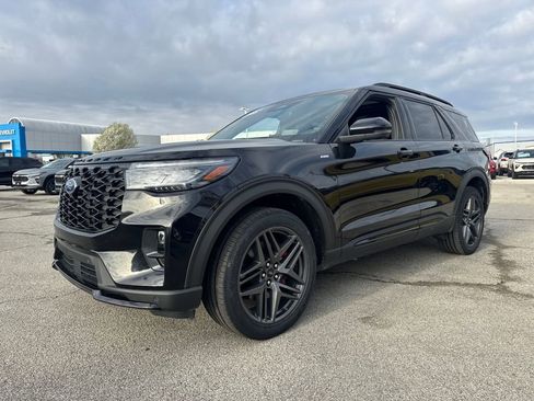 Used 2025 Ford Explorer ST-Line w/ Premium Package image 2