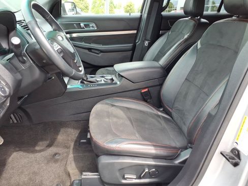 Used 2018 Ford Explorer XLT w/ Equipment Group 202A AWD/4WD image 13