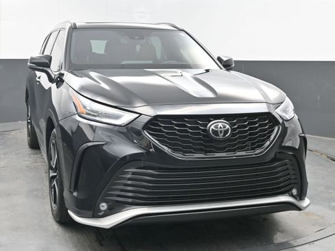 Used 2022 Toyota Highlander XSE image 2