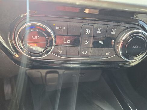 Used 2024 Chevrolet Trax LT w/ Sunroof Package FWD image 18