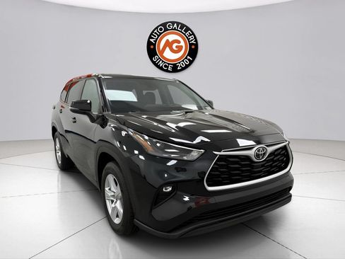 Used 2024 Toyota Highlander LE FWD image 1