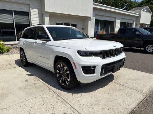 Used 2023 Jeep Grand Cherokee Overland AWD/4WD image 5